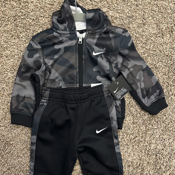 All 5 Nike outfits 9 months (one outfit brand new) $150 - Picture 4 of 5